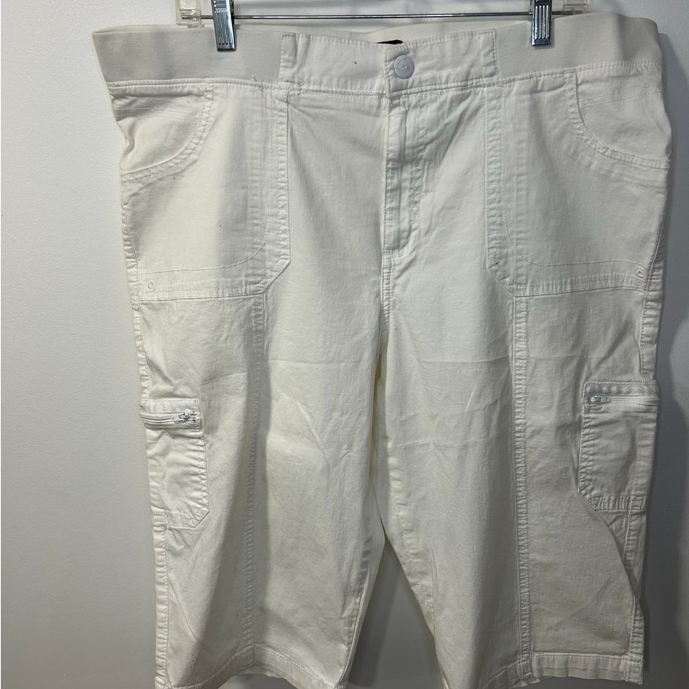Lee women's white Cargo capris size 18